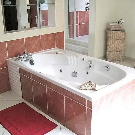 Villa Sleeps 10 With Pool Air Con And Wifi