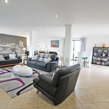 Villa Sleeps 10 With Pool Air Con And Wifi *